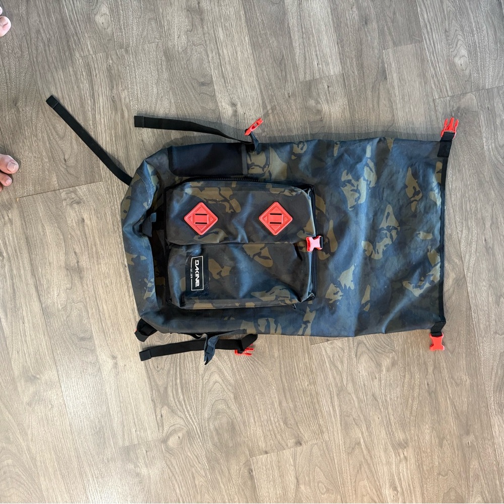 Dakine Cyclone Waterproof Backpack - Picture 3 of 4